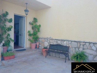 Chalet en venta en Peñiscola, con 3 dormitorios, 2 baños, aseo, 2 plazas de garaje, trastero, balcón, terraza y terreno