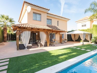 Casa en venta en La Cañada - Canyada - Paterna, con 5 dormitorios, 4 baños, 4 plazas de garaje y terreno