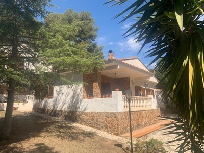 Chalet en venta en Náquera, con 3 dormitorios, baño, trastero, terraza y terreno