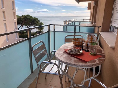 Apartamento en alquiler vacacional en Lampolla, con 2 dormitorios, baño, aseo, plaza de garaje y balcón