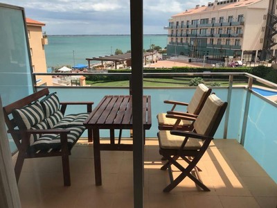 Apartamento en alquiler vacacional en Lampolla, con 2 dormitorios, 2 baños, plaza de garaje y balcón