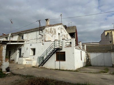 Casa en venta en Camarles, con 4 dormitorios, baño y balcón