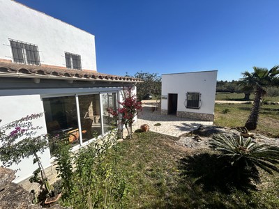 Finca rústica en venta en Tortosa, con 2 dormitorios, baño, trastero y terreno