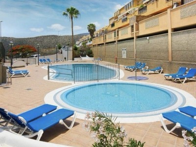 Apartamento en venta en Adeje, con 2 dormitorios, baño, 2 plazas de garaje y balcón