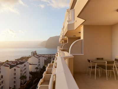 Apartamento en venta en Santiago Del Teide, Puerto Santiago, con 2 dormitorios, 2 baños, plaza de garaje, trastero y terraza