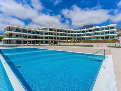 Apartamento en venta en Adeje, Costa Adeje, con 3 dormitorios, 2 baños, plaza de garaje, trastero y terraza