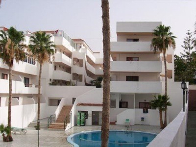 Apartamento en venta en Arona, Playa Las Americas, con 2 dormitorios, baño y terraza