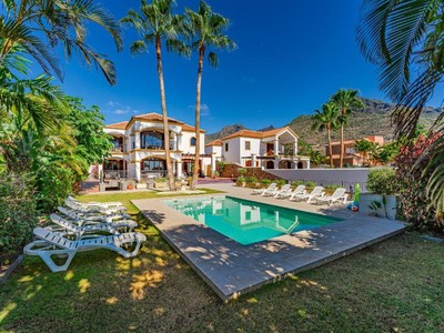 Casa en alquiler vacacional en Adeje, con 5 dormitorios, 2 plazas de garaje, 3 balcones y terreno