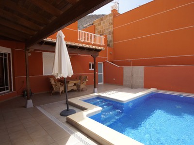 Casa en alquiler temporal en Arona, Los Cristianos, con 4 dormitorios, 3 baños, 5 plazas de garaje y 2 terrazas