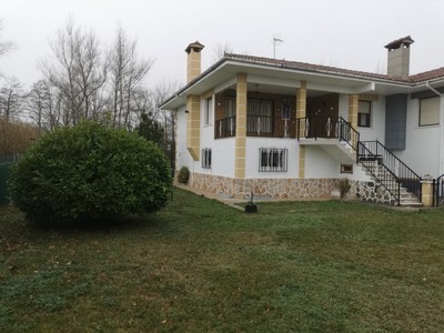 Chalet en venta en Revilla De Pienza, con 3 dormitorios, 2 baños, 2 plazas de garaje, terraza y terreno