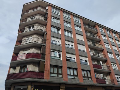 Piso en venta en Portugalete, Gral. Castaños, con 3 dormitorios, baño, trastero, balcón y terraza