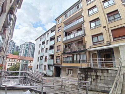 Piso en venta en Santurtzi, Zona Patronato, con 3 dormitorios, baño, trastero y balcón
