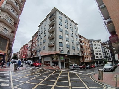 Piso en venta en Portugalete, General Castaños, con 3 dormitorios, baño, trastero y balcón