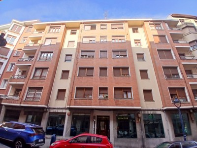 Piso en venta en Portugalete, Centro, con 3 dormitorios, baño y balcón