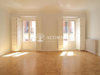 Piso en venta en Madrid, Centro Palacio, con 3 dormitorios, 3 baños y 3 balcones