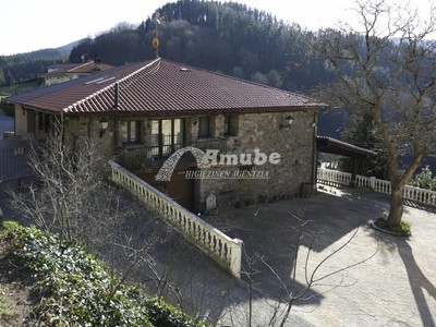 Chalet en venta en Elgoibar, Sallobente Ermaranbide, con 5 dormitorios, 4 baños, 4 plazas de garaje, trastero, balcón y terraza