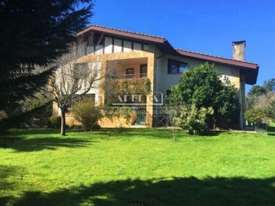 Chalet en venta en Gamiz Munguia, con 5 dormitorios, 3 baños, 4 plazas de garaje, trastero, balcón, terraza y terreno