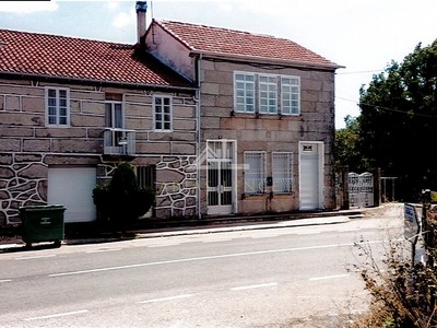Casa en venta en A Barrela - Carballedo, con 5 dormitorios, 2 baños, aseo, 3 plazas de garaje, trastero, terraza y terreno