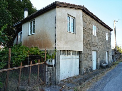 Casa en venta en Chantada, Merlán - Pesqueiras, con 1 dormitorio, baño y terreno
