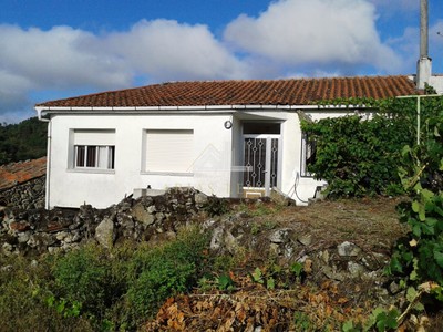 Casa en venta en Chantada, Ribeira Sacra, con 4 dormitorios, baño, 3 plazas de garaje, trastero, terraza y terreno