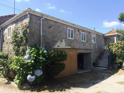 Casa en venta en Chantada, Ribeira Sacra, con 3 dormitorios, 2 baños, trastero y terreno
