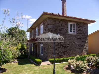 Casa en venta en Agolada, con 3 dormitorios, 2 baños, 2 aseos, trastero, balcón, terraza y terreno