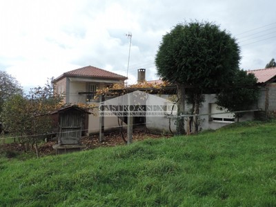 Casa en venta en Santiso, Visantoña, con 3 dormitorios, baño, aseo y terreno