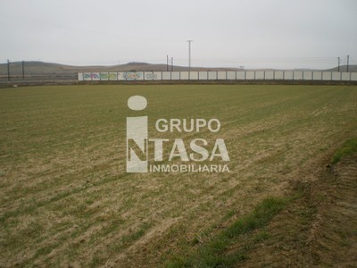Terreno en venta en Zamora, Villagodio, con 4 dormitorios, baño, plaza de garaje y trastero