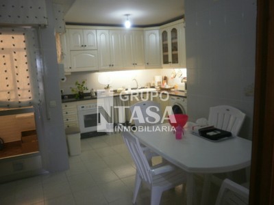 Ático en venta en Zamora, Zona Campus, con 4 dormitorios, 2 baños, aseo, 2 plazas de garaje, trastero y terraza