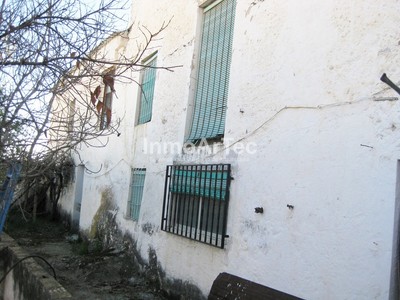 Casa en venta en Illora, con 2 dormitorios, baño y terreno