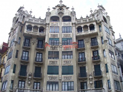 Piso en alquiler en Bilbao, Casco Viejo, con 3 dormitorios, 2 baños, trastero y balcón