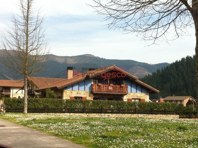 Chalet en alquiler en Durango, con 3 dormitorios, 2 baños, aseo, 2 plazas de garaje, balcón, terraza y terreno