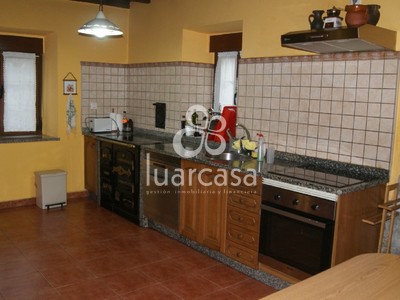 Casa en alquiler en Luarca, Alrededores Luarca, con 5 dormitorios, 2 baños, 2 plazas de garaje, trastero, terraza y terreno