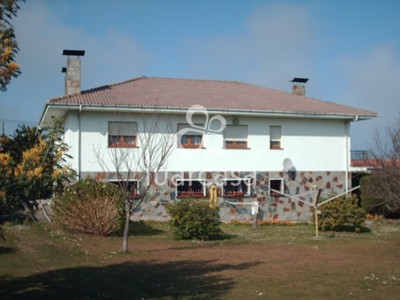 Casa en venta en Cudillero, Alrededores Cudillero, con 4 dormitorios, 3 baños, 2 aseos, 3 plazas de garaje, trastero, terraza y terreno