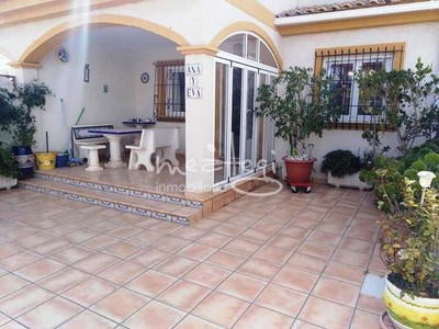 Chalet en venta en Torrevieja, con 3 dormitorios, 2 baños, plaza de garaje, trastero y terraza