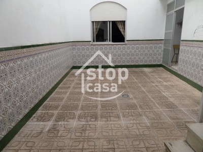 Casa en venta en Fernan Nuñez, Casco Antiguo, con 6 dormitorios, 2 baños, aseo, trastero y terraza