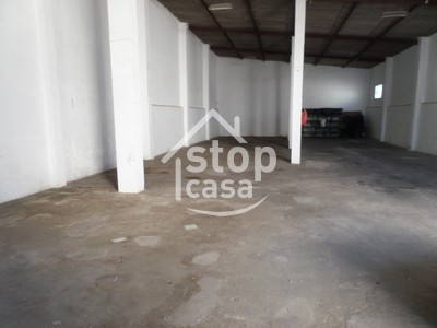 Locales en alquiler en Fernan Nuñez, Zona Comercial, con aseo