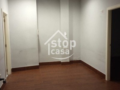 Locales en alquiler en Fernan Nuñez, En El Centro, con 2 dormitorios y baño