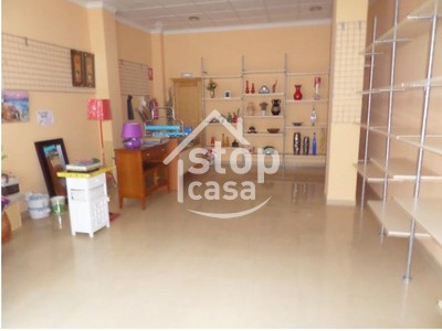 Locales en venta en Fernan Nuñez, Cerca Del Centro, con baño