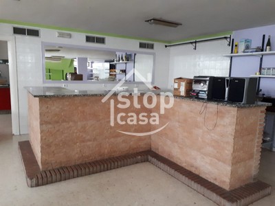 Locales en alquiler en Fernan Nuñez, Zona Comercial, con 2 aseos y plaza de garaje