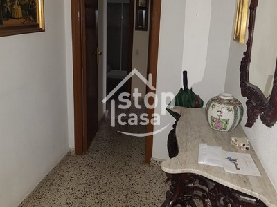 Piso en venta en Fernan Nuñez, En El Centro, con 4 dormitorios, baño, aseo, plaza de garaje y balcón