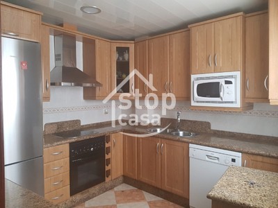 Piso en alquiler en Fernan Nuñez, Zona Baja, con 3 dormitorios, baño, trastero y terraza