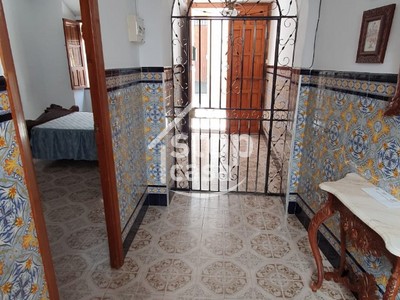 Casa en venta en Fernan Nuñez, Cercana A Calle Principal, con 5 dormitorios, baño, trastero y terraza