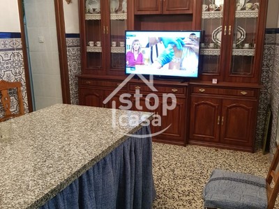 Casa en venta en Fernan Nuñez, Buen Acceso A La Autovía, con 5 dormitorios, baño, trastero y 2 terrazas