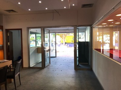 Locales en venta en Puerto Banús, Puerto Banús, con baño, aseo y terraza