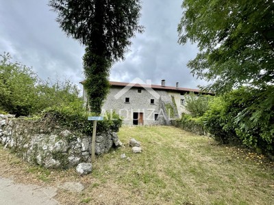 Caserio en venta en Azkarate, con 3 plazas de garaje y terreno