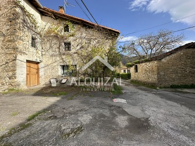 Caserio en venta en Beasain, con 4 dormitorios, baño, 2 plazas de garaje y terreno