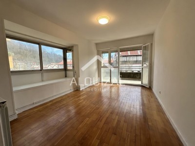 Piso en venta en Beasain, con 3 dormitorios, baño, aseo, balcón y terraza