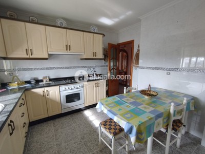 Casa en venta en Burela, Vilar, con 3 dormitorios, baño, 3 plazas de garaje, trastero y terreno