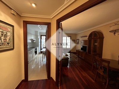 Piso en alquiler en Zarauz, Centro, con 3 dormitorios, 2 baños, plaza de garaje, trastero y 4 balcones